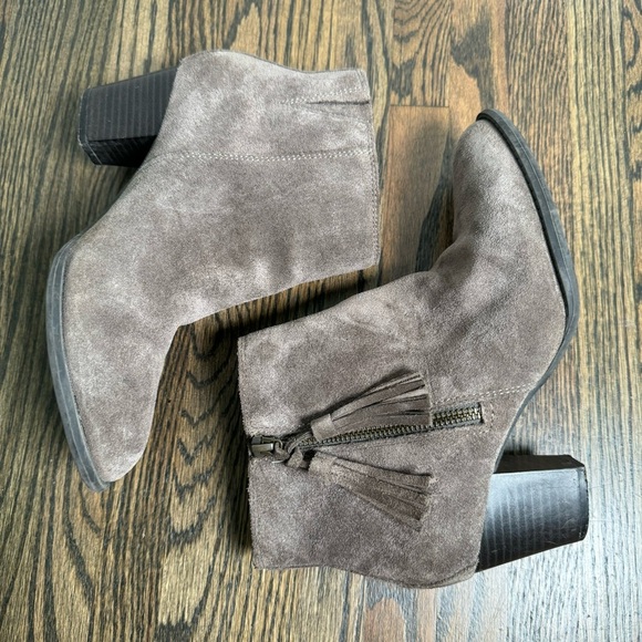 Vionic Madeline Suede Tassel Zipper Block Heel Ankle Boots in Taupe Gray size 7 - Picture 9 of 10